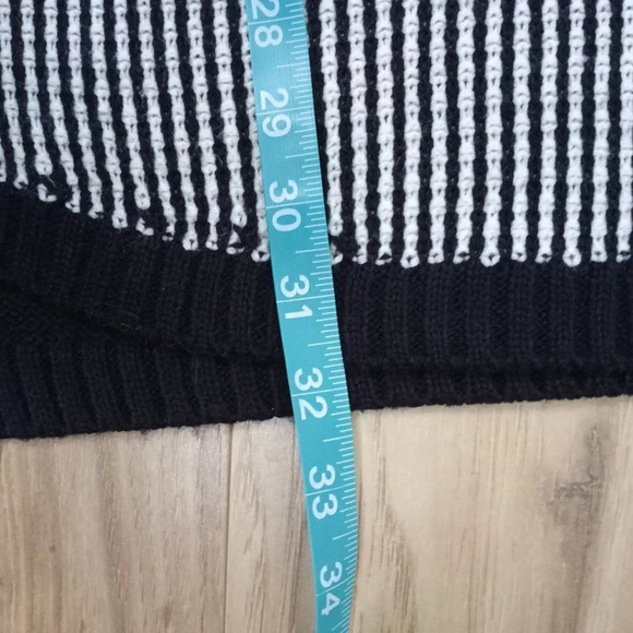 Made For Me to Look Amazing Black /White Crochet sweater dress Size Small - Picture 8 of 8